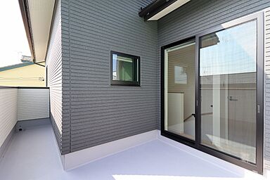 ユニバーサルホーム津店 【ユニバーサルホーム加盟法人上棟ランキング25年連続1位】の施工事例「無垢×床暖でほっこり、小上がり和室のある住まい」の画像6