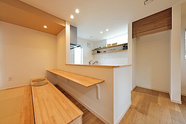 ユニバーサルホーム津店 【ユニバーサルホーム加盟法人上棟ランキング25年連続1位】の施工事例「陽だまりと開放感に包まれる、ハイリビングの家」の画像4