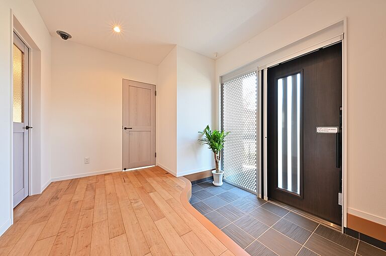 ユニバーサルホーム津店 【ユニバーサルホーム加盟法人上棟ランキング25年連続1位】の公式画像_玄関9