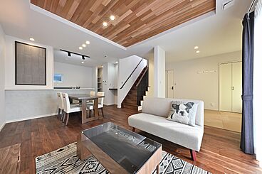 ユニバーサルホーム津店 【ユニバーサルホーム加盟法人上棟ランキング25年連続1位】の施工事例「【2階建て/4LDK】ホテルライクな名前のない家事を助ける住まい」の画像