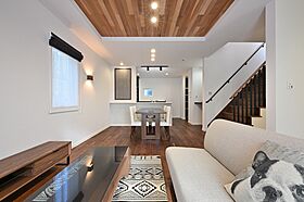 ユニバーサルホーム津店 【ユニバーサルホーム加盟法人上棟ランキング25年連続1位】の施工事例「【2階建て/4LDK】ホテルライクな名前のない家事を助ける住まい」の画像1