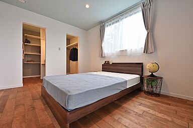 ユニバーサルホーム津店 【ユニバーサルホーム加盟法人上棟ランキング25年連続1位】の施工事例「シューズクロークから洗面所直結!無垢床で温かみのあるナチュラルな住まい」の画像3