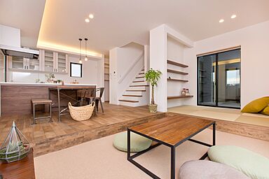 ユニバーサルホーム津店 【ユニバーサルホーム加盟法人上棟ランキング25年連続1位】の施工事例「ダウンフロアと中庭のある「コの字」のすまい」の画像1