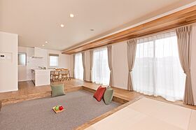 ユニバーサルホーム津店 【ユニバーサルホーム加盟法人上棟ランキング25年連続1位】の施工事例「ダウンフロア+小上がり畳のある木の温もりが感じられる住まい」の画像2