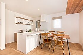 ユニバーサルホーム津店 【ユニバーサルホーム加盟法人上棟ランキング25年連続1位】の施工事例「ダウンフロア+小上がり畳のある木の温もりが感じられる住まい」の画像3