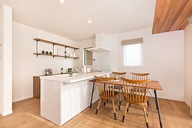 ユニバーサルホーム津店 【ユニバーサルホーム加盟法人上棟ランキング25年連続1位】の施工事例「ダウンフロア+小上がり畳のある木の温もりが感じられる住まい」の画像3