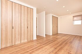 ユニバーサルホーム津店 【ユニバーサルホーム加盟法人上棟ランキング25年連続1位】の施工事例「ダウンフロア+小上がり畳のある木の温もりが感じられる住まい」の画像6