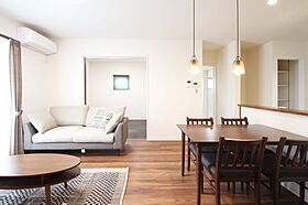 ユニバーサルホーム津店 【ユニバーサルホーム加盟法人上棟ランキング25年連続1位】の施工事例「ダークトーンで高級感のある住まい」の画像2