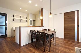 ユニバーサルホーム津店 【ユニバーサルホーム加盟法人上棟ランキング25年連続1位】の施工事例「ダークトーンで高級感のある住まい」の画像5