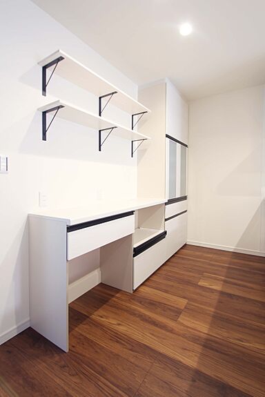 ユニバーサルホーム津店 【ユニバーサルホーム加盟法人上棟ランキング25年連続1位】の施工事例「ダークトーンで高級感のある住まい」の画像6