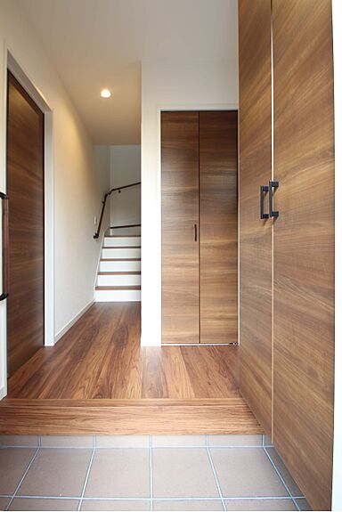 ユニバーサルホーム津店 【ユニバーサルホーム加盟法人上棟ランキング25年連続1位】の施工事例「ダークトーンで高級感のある住まい」の画像8