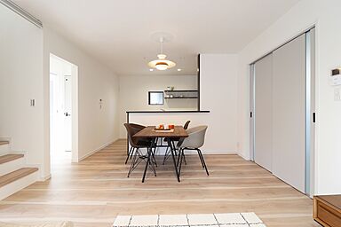 ユニバーサルホーム津店 【ユニバーサルホーム加盟法人上棟ランキング25年連続1位】の施工事例「【2階建て/4LDK】玄関からキッチンが一直線!?家事ラク動線の家」の画像