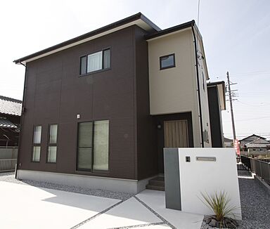 ユニバーサルホーム津店 【ユニバーサルホーム加盟法人上棟ランキング25年連続1位】の施工事例「【2階建て】何歳になっても心地よい、カフェ風インテリアの住まい」の画像