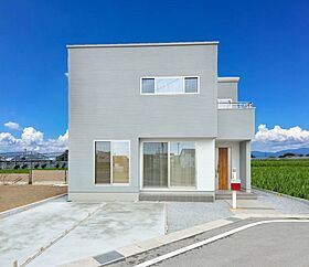 ユニバーサルホーム津店 【ユニバーサルホーム加盟法人上棟ランキング25年連続1位】の施工事例「シューズクロークからパントリー直結!無垢床で温かみのあるナチュラルな住まい」のメイン画像