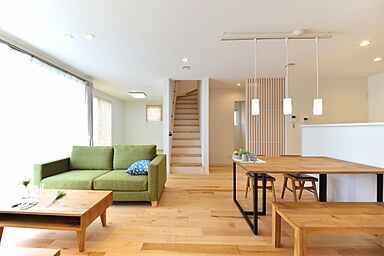 ユニバーサルホーム津店 【ユニバーサルホーム加盟法人上棟ランキング25年連続1位】の施工事例「シューズクロークからパントリー直結!無垢床で温かみのあるナチュラルな住まい」の画像1