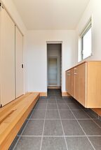 シンプルモダンスタイルの玄関 ユニバーサルホーム津店 【ユニバーサルホーム加盟法人上棟ランキング25年連続1位】の事例画像