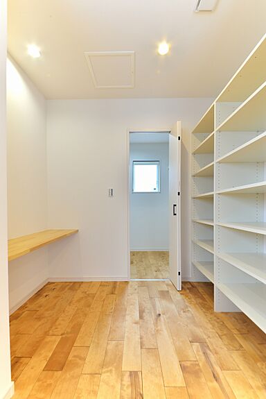 ユニバーサルホーム津店 【ユニバーサルホーム加盟法人上棟ランキング25年連続1位】の施工事例「シューズクロークからパントリー直結!無垢床で温かみのあるナチュラルな住まい」の画像9