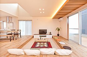 ユニバーサルホーム津店 【ユニバーサルホーム加盟法人上棟ランキング25年連続1位】の施工事例「木の素材感を引き立てる、心地よい吹き抜け空間のある家」の画像2