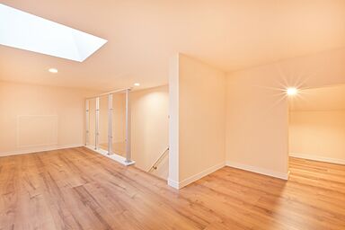 ユニバーサルホーム津店 【ユニバーサルホーム加盟法人上棟ランキング25年連続1位】の施工事例「木の素材感を引き立てる、心地よい吹き抜け空間のある家」の画像9