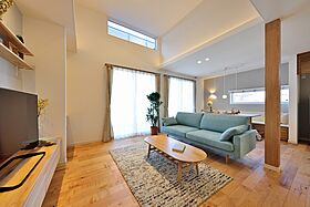 ユニバーサルホーム津店 【ユニバーサルホーム加盟法人上棟ランキング25年連続1位】の施工事例「【2階建て】開放感と心地よさを両立した、ハイリビングのある暮らし」の画像2