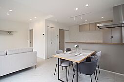 ユニバーサルホーム津店 【ユニバーサルホーム加盟法人上棟ランキング25年連続1位】の施工事例「白と光が映える、開放感のあるLDKのある住まい」の画像