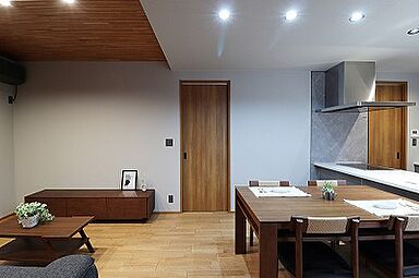 【ビギンズの家】ワークホームズ 近江八幡店の施工事例「【3LDK/平屋】ホテルのような重厚感で家族がゆったり暮らす平屋の住まい」の画像1