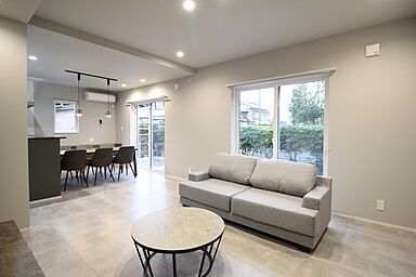 【ビギンズの家】ワークホームズ 近江八幡店の施工事例「グレーで魅せる、ホテルライクな住まい」の画像2