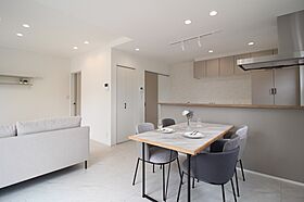 【ビギンズの家】ワークホームズ 近江八幡店の施工事例「白と光が映える、開放感のあるLDKのある住まい」のメイン画像