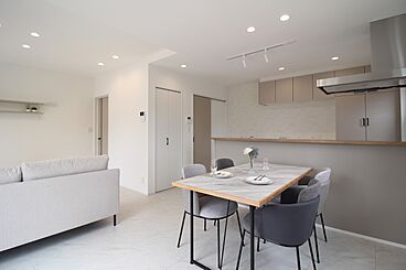 【ビギンズの家】ワークホームズ 近江八幡店の施工事例「白と光が映える、開放感のあるLDKのある住まい」の画像