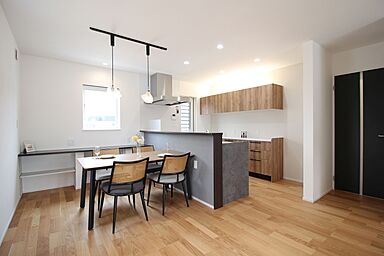 【ビギンズの家】ワークホームズ 近江八幡店の施工事例「ヌックのある“ちょっと特別”を叶える、グレー×木の住まい」の画像3