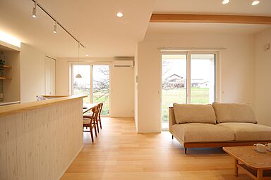 【ビギンズの家】ワークホームズ 近江八幡店の施工事例「インナータイルデッキのある、シンプルおしゃれな平屋の住まい」の画像1