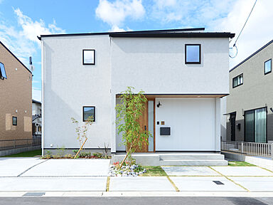 ヘルシーホームの施工事例「塗り壁とガルバの外壁が映える家」の画像