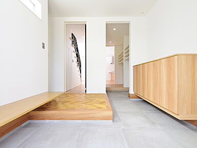 ヘルシーホームの施工事例「塗り壁とガルバの外壁が映える家」の画像1