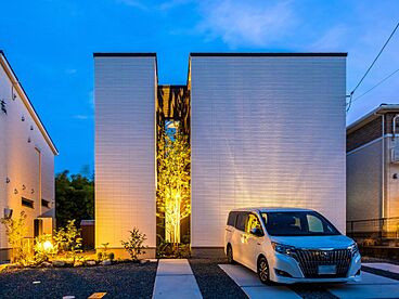 ヘルシーホームの施工事例「エクステリア照明が印象的な箱型の家」の画像
