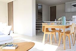 LILY’S HOMEの施工事例「白い床が魅力的な家」の画像