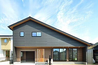 ヘルシーホームの施工事例「ガレージがある招き造り屋根の家」の画像