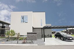 ヘルシーホームの施工事例「吹き抜けの玄関と折り上げ天井のリビングで、広がりと高級感を感じる家」の画像