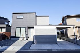 ヘルシーホームの施工事例「プライバシーを守る、ガレージのある暮らし」のメイン画像