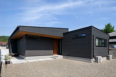 ヘルシーホームの施工事例「プライバシーと快適性を両立した、スタイリッシュな平屋注文住宅」の画像