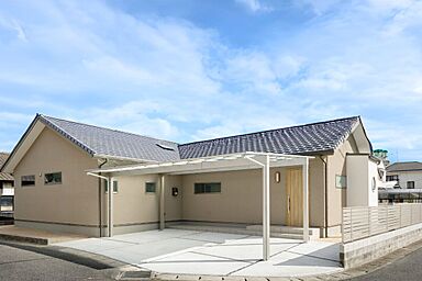 ヘルシーホームの施工事例「デッキがつなぐ、暮らしやすいシンプルデザインの平屋住宅」の画像