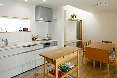 ヘルシーホームの施工事例「デッキがつなぐ、暮らしやすいシンプルデザインの平屋住宅」の画像1