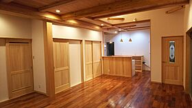 やすら木ほーむ 五藤社寺建設株式会社の施工事例「広いLDKに大きな丸太の梁」の画像2