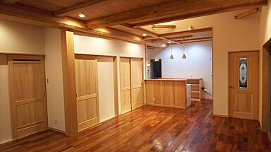 やすら木ほーむ 五藤社寺建設株式会社の施工事例「広いLDKに大きな丸太の梁」の画像2