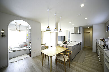 豊栄建設株式会社の施工事例「“引き算式”で、念願のヌックやアールの下がり壁などを取り入れた海外風住宅」の画像