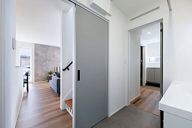 豊栄建設株式会社の施工事例「光溢れる空間で叶える、木目とグレーで整う暮らし。」の画像4