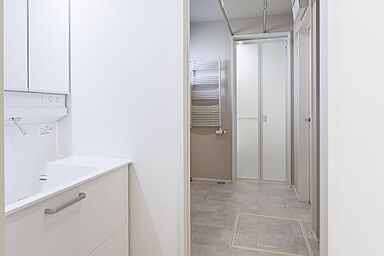 豊栄建設株式会社の施工事例「収納まで美しく。光と暮らす家」の画像4