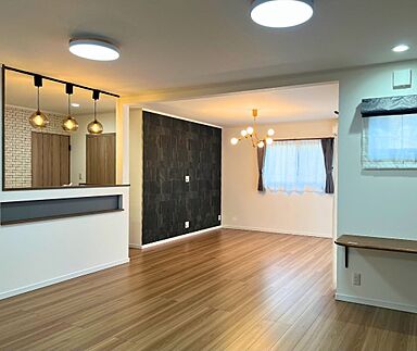 愛ホーム 株式会社高屋組の施工事例「【南丹市/家事動線/こだわり照明】LDKを中心にぐるっとつながる心地いいお家」の画像1