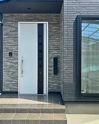愛ホーム 株式会社高屋組の施工事例「【亀岡市/アクセントクロス/収納】『カッコいい×暮らしやすい』落ち着きのあるお家」の画像1