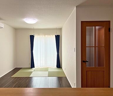 愛ホーム 株式会社高屋組の施工事例「【亀岡市/アクセントクロス/収納】『カッコいい×暮らしやすい』落ち着きのあるお家」の画像2