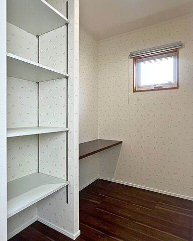 愛ホーム 株式会社高屋組の施工事例「【亀岡市/アクセントクロス/収納】『カッコいい×暮らしやすい』落ち着きのあるお家」の画像3